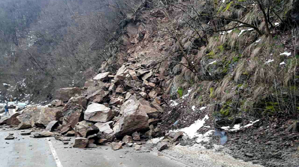 Дъждът предизвика свлачище на пътя Асеновград-Смолян, наводнени булеварди в Пловдив