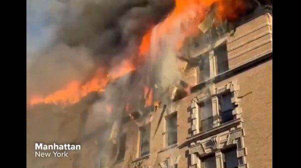 Голям пожар в Манхатън: Евакуирани са жители на шестетажна сграда