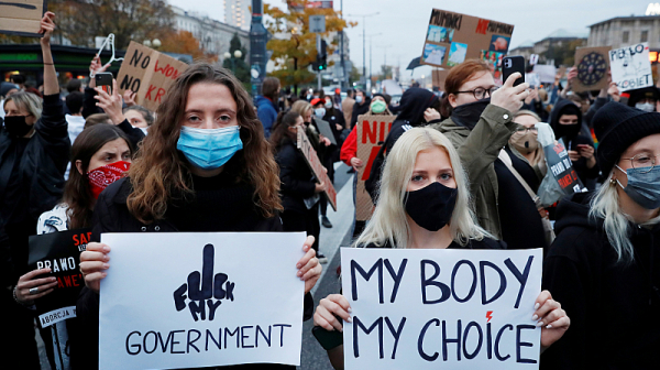 Отлагат забраната за абортите след протестите в Полша