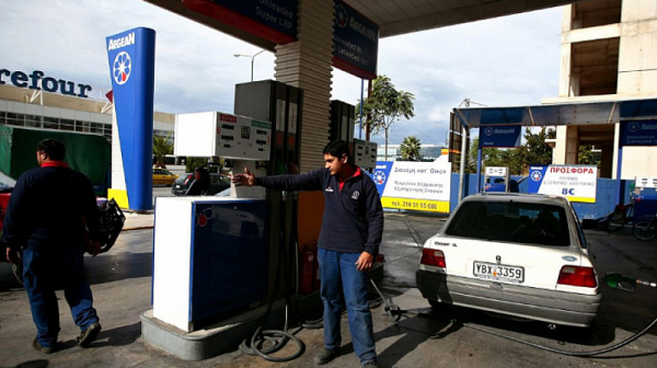 Цената на бензина в Гърция падна под 2 евро