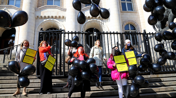 19 черни балона в памет на жертвите на домашно насилие пред 2020 г.
