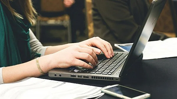 Само 18,4% от българите учат онлайн, страната остава сред последните в ЕС