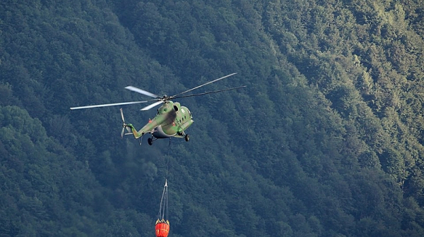 Хеликоптер се разби в Австралия, докато гаси пожар