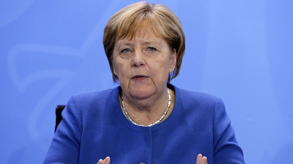 Меркел пред Die Zeit: Минските споразумения бяха подписани, за да се даде време на Украйна