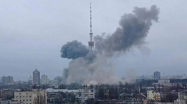 Руснаците удариха телевизионната кула в Киев, петима са убити /видео/