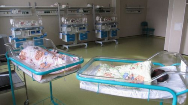 Сурогатна майка роди близнаци на дъщеря си в Северна Македония