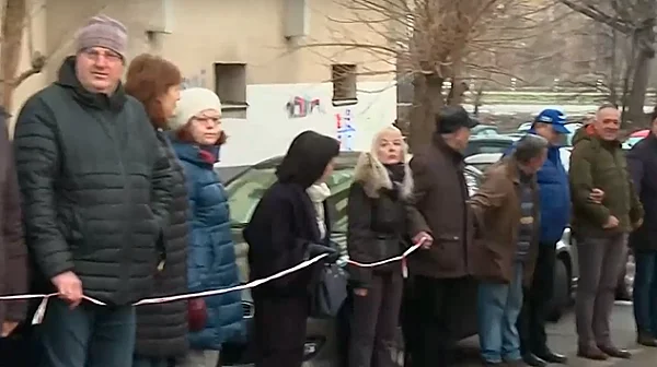 Жива верига срещу строеж: Жители бранят входа си в „Студентски град“