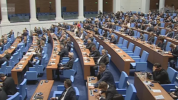 Парламентът почете Любен Дилов-син. Спорове за пенсиите и партийните субсидии