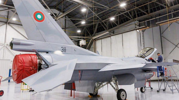 Още два изтребителя F-16 пристигнаха в авиобаза 