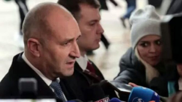 Тактиката на Радев: Напада опонентите си от провинцията, на празници, в събота и неделя