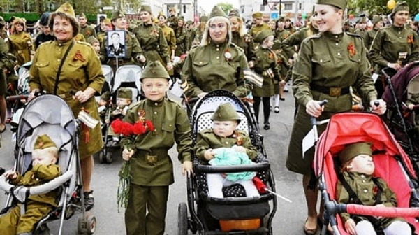 70% от руснаците не искат парад, а 0,0 на сто от младите мразят немските окупатори