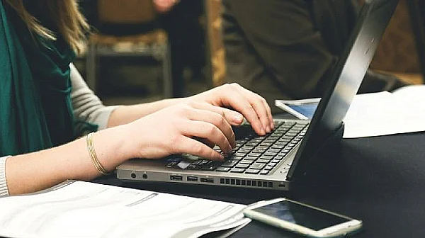 AI решава задачите, но убива усилието – тревожен сигнал за образованието