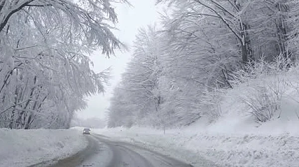 Ограничения за камиони през Превала, лед по Шипка и интензивен трафик на границите