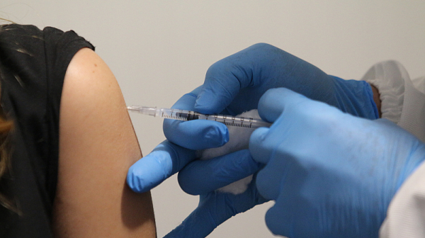 Седващата седмица започва ваксинирането на учителите и възрастните хора