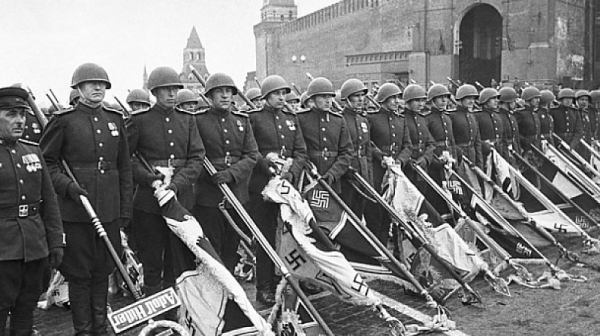 На парада в Москва преди 75 години съветските войници не искат да докосват знамената на Хитлер /видео/