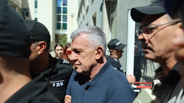 3 часа разпит: Никола Николов–Паскал излезе от КПКОНПИ без коментар