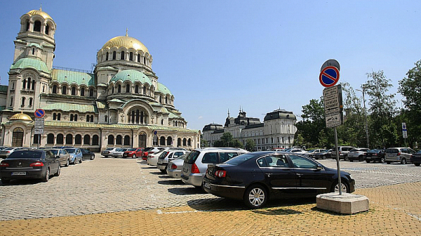 „Ходи пеша, бе!“ Депутатите остават без паркинг зад парламента