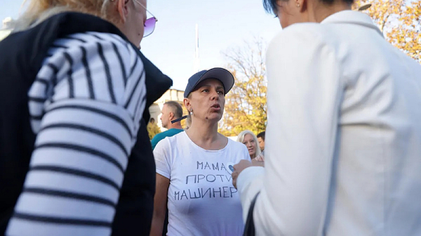 Сбиване и димки пред сръбския парламент