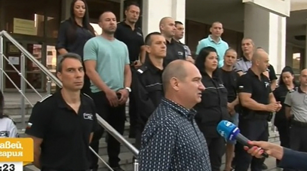 Надзиратели протестират за заплати в Бургас