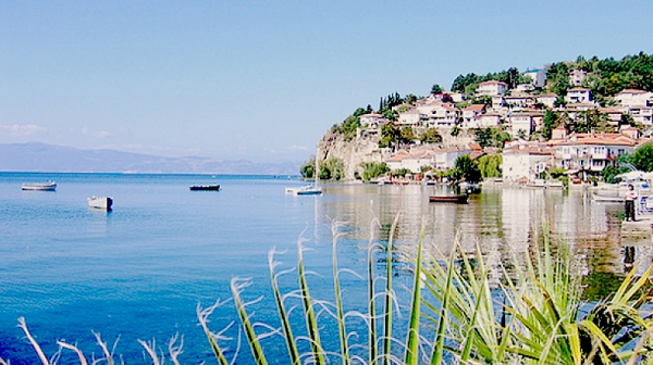 Мълния рани 13 души на плажа на Охридското езеро