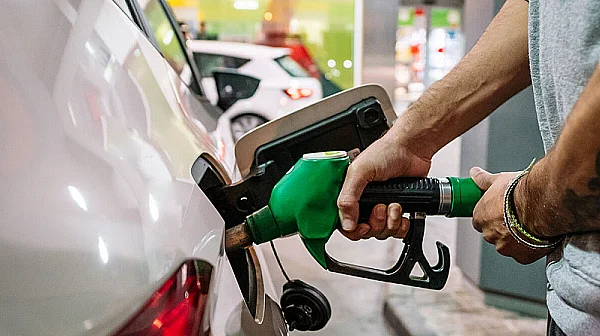 Математика на спекулата: Държавата дава 20 евро, вместо да спре надценките на горивата