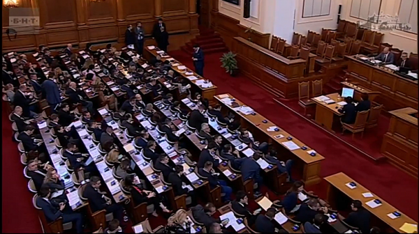 Депутатите прекратиха дебатите за ИК след 1,30 часа поради липса на кворум