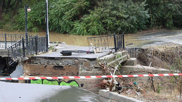 Eдна година от потопа в Царево -  заупокойна молитва, водосвет и молебен