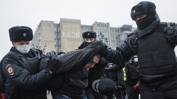 Стотици арестувани в Русия по време на антивоенни протести