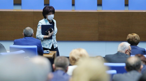 Караянчева за датата на изборите: Избрана е абсолютно без аргументи