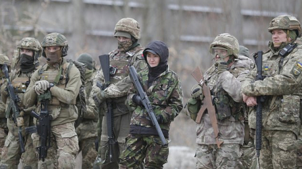 Украйна казва, че руските сили са се изтеглили от Нова Каховка. Руснаците отричат.
