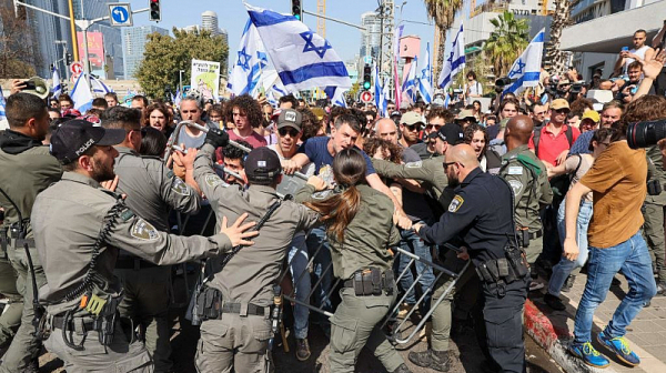 Шокови гранати срещу протестиращи в Тел Авив. Бунтът срещу съдебната реформа на Нетаняху продължава
