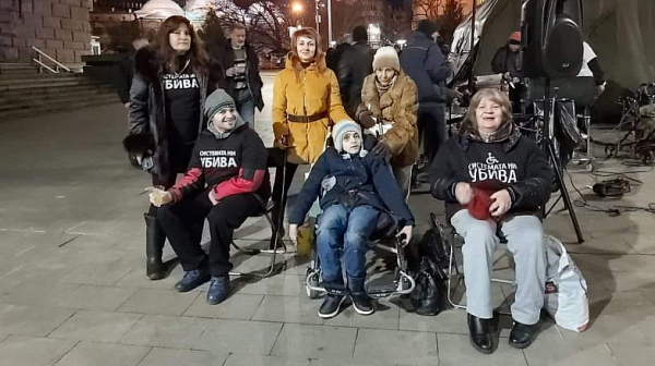 Майките посрещнаха Нова година под прозорците на властта с искане за оставките на Борисов и Гешев