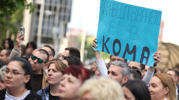 Депутатите заседават извънредно за заплатите на младите лекари