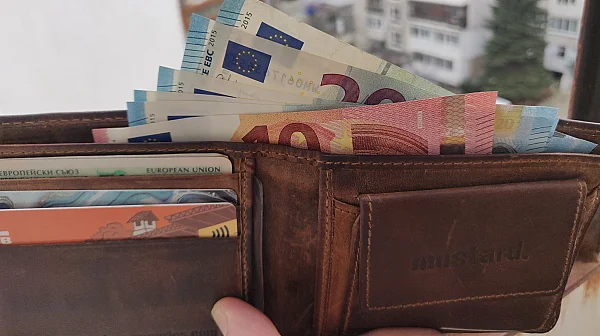 България е с най-ниска минимална заплата в ЕС, неравенството в доходите е най-голямо