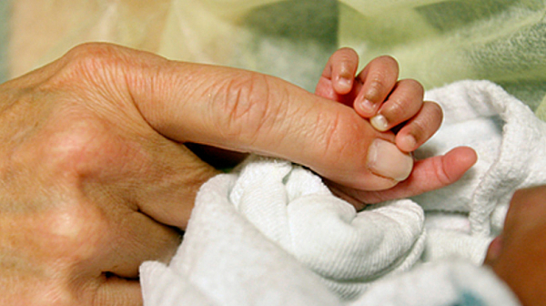 Започват проверки на всички АГ болници заради разменените бебета