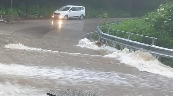 Наводнения затвориха пътища в Ивайловградско