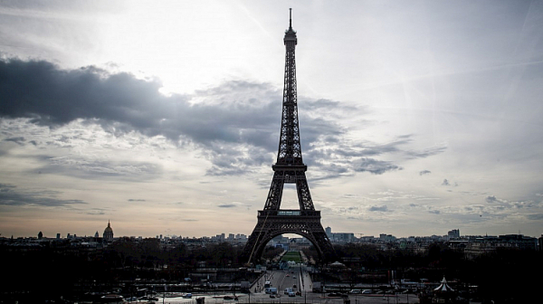 Гасят Айфеловата кула в Париж по-рано заради енергийната криза