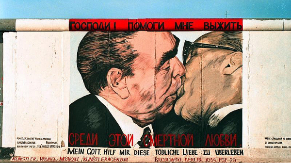 Почина авторът на “Братската целувка” между Брежнев и Хонекер