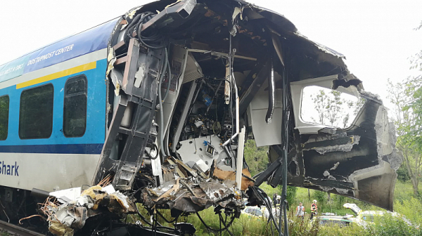 Двама загинали и десетки ранени при влакова катастрофа в Чехия