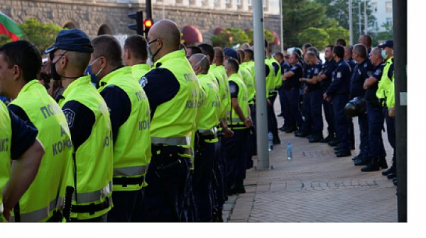 Протестиращи блокираха международния път за Гърция, пратиха полиция да ги неутрализира