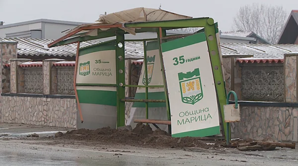 Автобус помете спирка в село Скутаре, шофьорът избяга