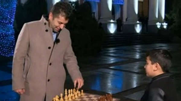 Момчето, което игра шах с премиера: По-добър съм от него