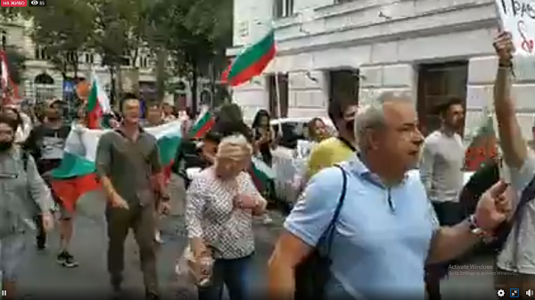 На живо! Българи огласят центъра на Виена с възгласи „Оставка“