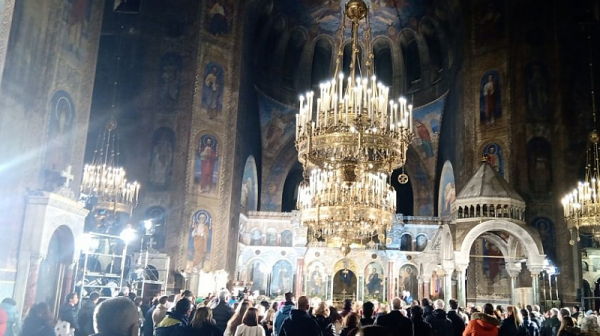 Десетки вярващи се събраха на празничното вечерно богослужение в катедралата ”Св. Александър Невски”