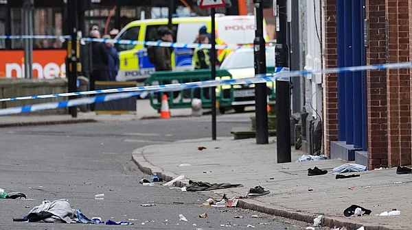 Мъж от Индия заби колата си в пешеходци във Великобритания