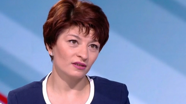 Десислава Атанасова видя зад скандалите в парламента за пенсиите ръката на президента Радев