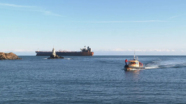 Танкерът „Кайрос“ ще бъде изтеглен до Бургаския залив