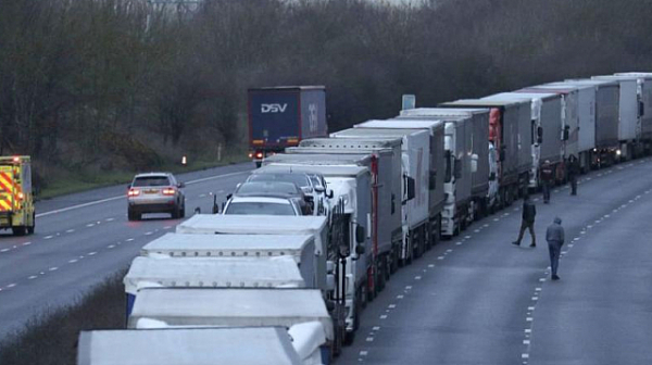 Колона от камиони затрудни движението към ГКПП ”Дунав мост” 