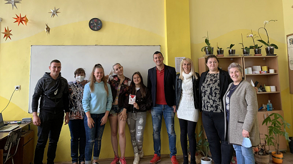 Млади социалисти от София и Перник помагат на абитуриенти от Земен