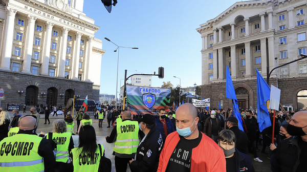 Против закона! Психично болен  също е бил следен и подслушван по време на протестите